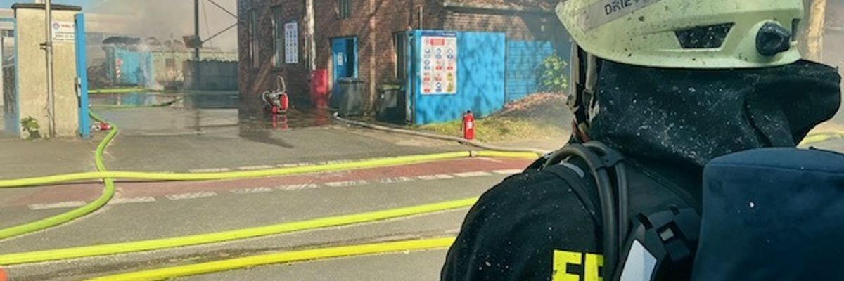 FW-MH: FW-MH: Großbrand in Gewerbebetrieb an der Ruhrorter Straße - Massive Rauchausbreitung fordert Feuerwehr stundenlang