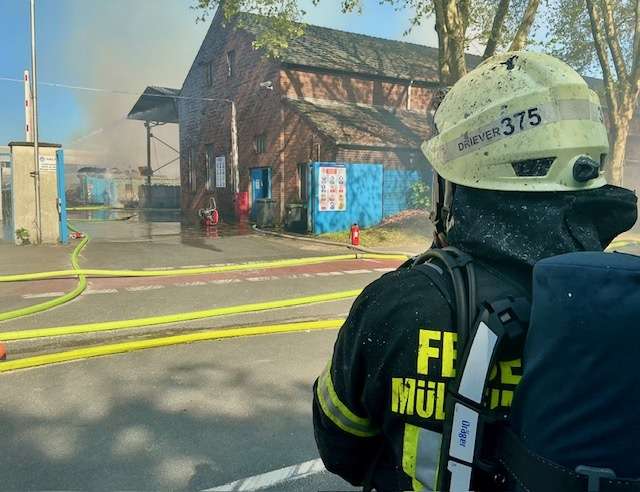 FW-MH: FW-MH: Großbrand in Gewerbebetrieb an der Ruhrorter Straße - Massive Rauchausbreitung fordert Feuerwehr stundenlang