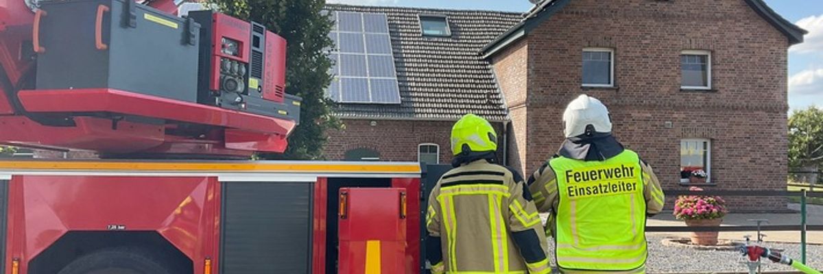 FW Alpen: Photovoltaikanlage in Brand
