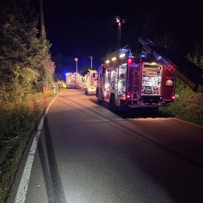KFV-CW: PKW stürzt nachts Böschung hinunter / Feuerwehr schlägt Schneise in Wald / Eingeklemmte Schwerverletzte befreit