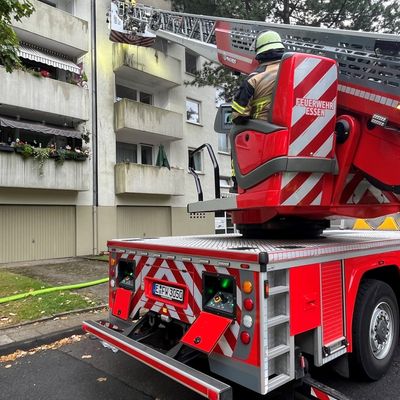 FW-E: Feuer auf dem Balkon eines Mehrfamilienhauses - keine Verletzten