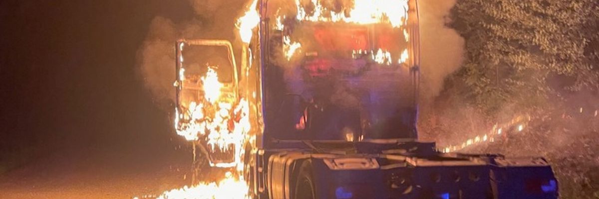 FW Stuttgart: Nächtlicher Fahrzeugbrand auf Bundesautobahn