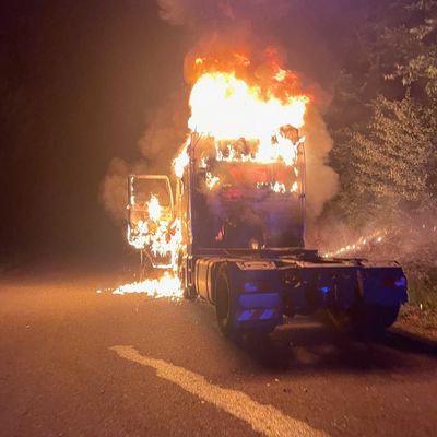 FW Stuttgart: Nächtlicher Fahrzeugbrand auf Bundesautobahn