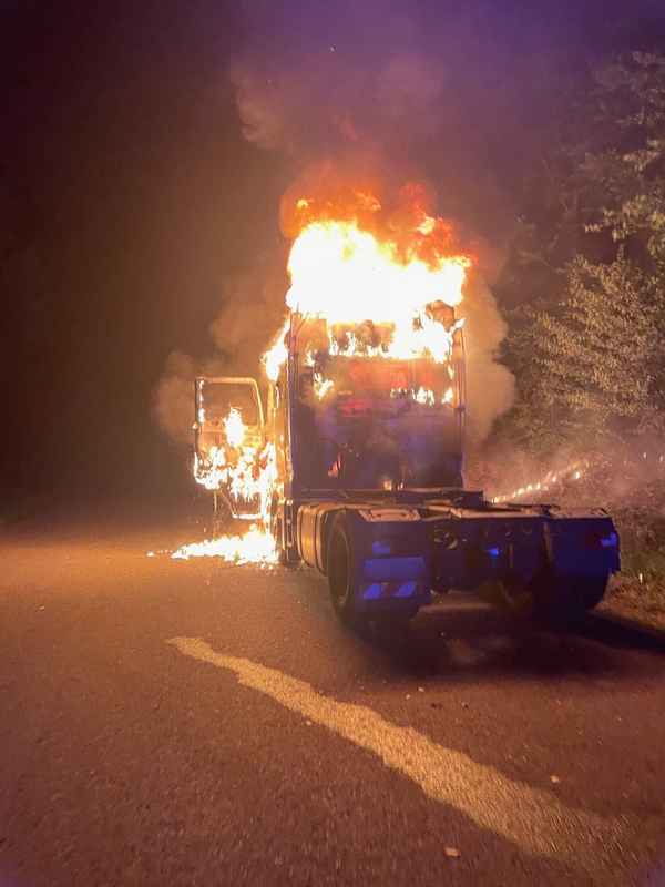 FW Stuttgart: Nächtlicher Fahrzeugbrand auf Bundesautobahn