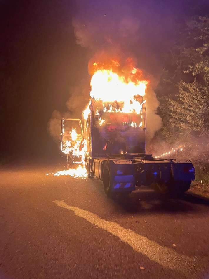 FW Stuttgart: Nächtlicher Fahrzeugbrand auf Bundesautobahn