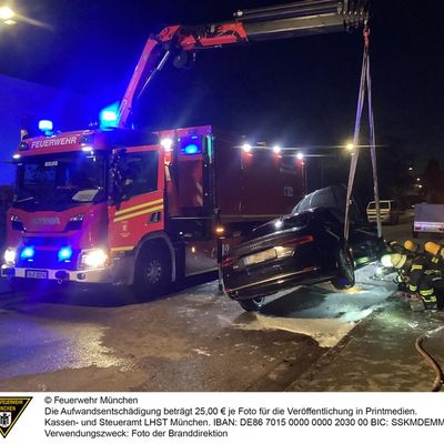 FW-M: Aufwendige Löscharbeiten bei Pkw-Brand (Waldperlach)