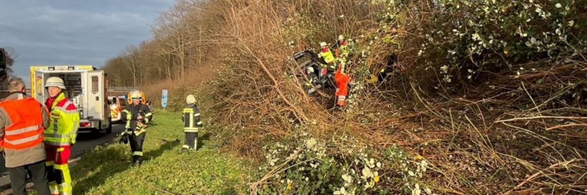 FW-MH: Verkehrsunfall auf der A40 - PKW landet im dichten Gebüsch