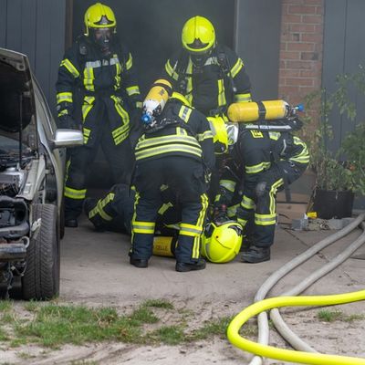 FW Flotwedel: Großangelegte Alarmübung in Wienhausen - Fahrzeugbrand weitet sich zu Werkstattbrand aus