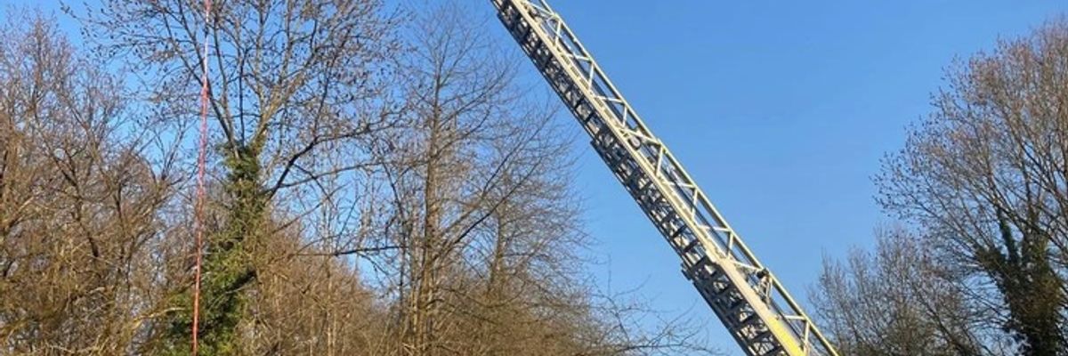 FW Mettmann: Rettung aus Tiefe nach Verkehrsunfall
