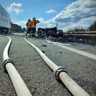 FW Stockach: Brennender Wohnwagen auf der Autobahn.