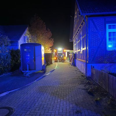 FW Flotwedel: Feuer greift auf Reithalle über - Anwohner reagiert vorbildlich