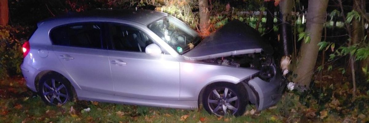 FW Hünxe: Verkehrsunfall auf der Autobahn - Pkw prallt gegen Baum