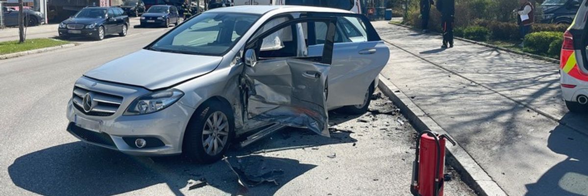 FW-M: Unfall auf Alarmfahrt (Berg am Laim)
