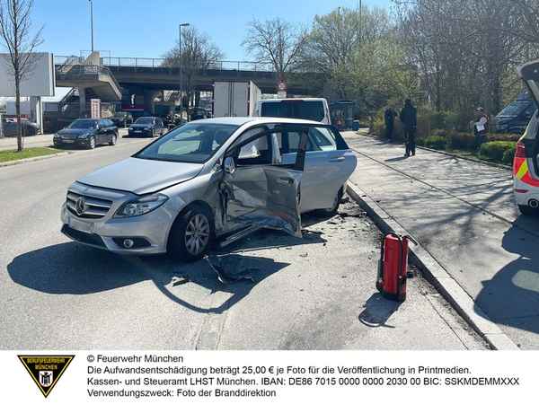 FW-M: Unfall auf Alarmfahrt (Berg am Laim)