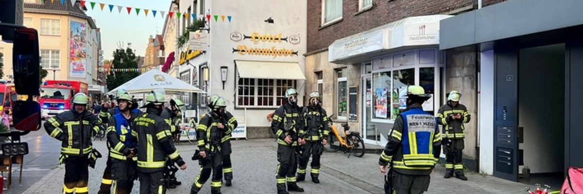 FW-WRN: FEUER_3 - Rauchentwicklung aus Fenster