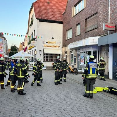 FW-WRN: FEUER_3 - Rauchentwicklung aus Fenster