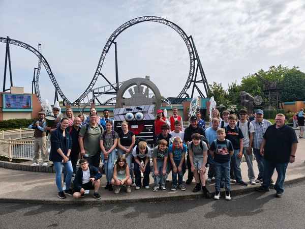 FW-AR: Jugendfeuerwehr Neheim unternimmt unvergesslichen Ausflug in den Movie Park Germany