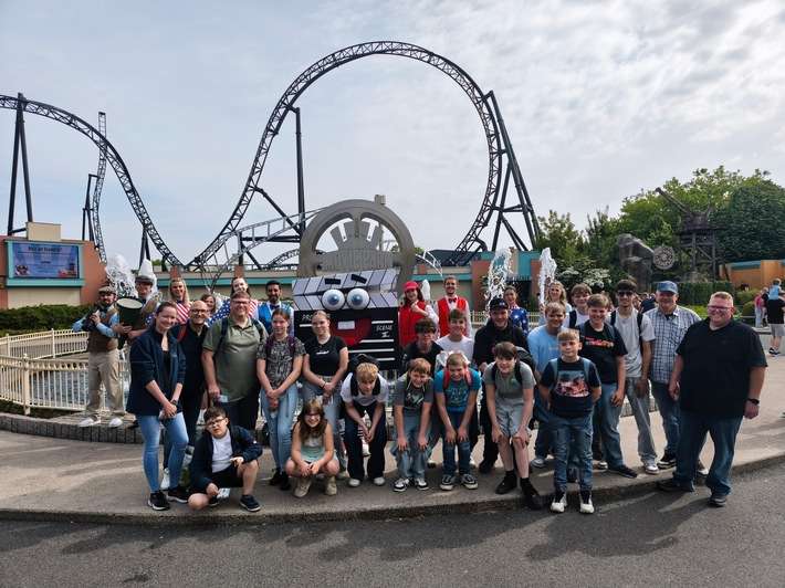 FW-AR: Jugendfeuerwehr Neheim unternimmt unvergesslichen Ausflug in den Movie Park Germany