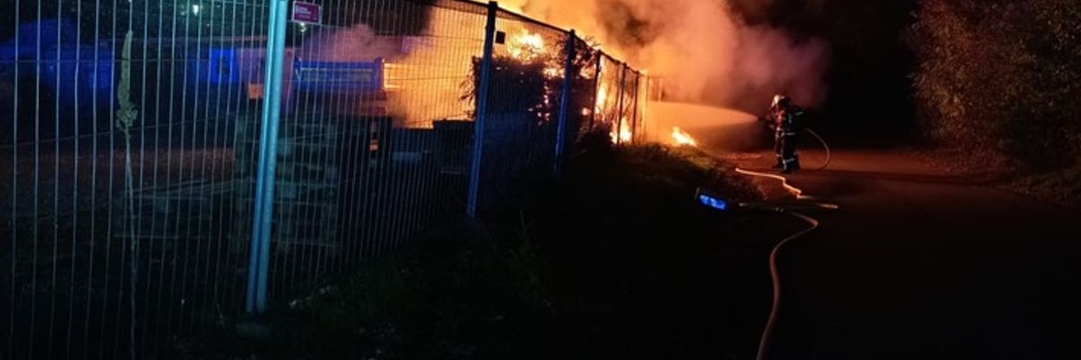 FW Überlingen: Brand im Freien / Feuerschein bereits auf Anfahrt sichtbar / Feuer schnell gelöscht / Übergreifen der Flammen verhindert