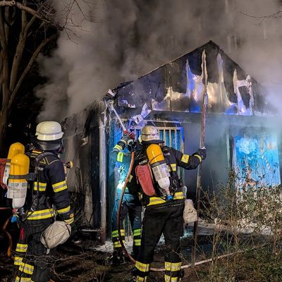 FW-M: Mülltonnenhäuschen in Brand (Obergiesing)
