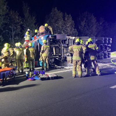 FW Paderborn: Verkehrsunfall mit einem Schwertransport auf der Autobahn