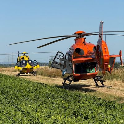 FW Grevenbroich: Vier Verletzte nach schwerem Verkehrsunfall bei Grevenbroich / Schwerverletzte mit Rettungshubschrauber in Kliniken geflogen
