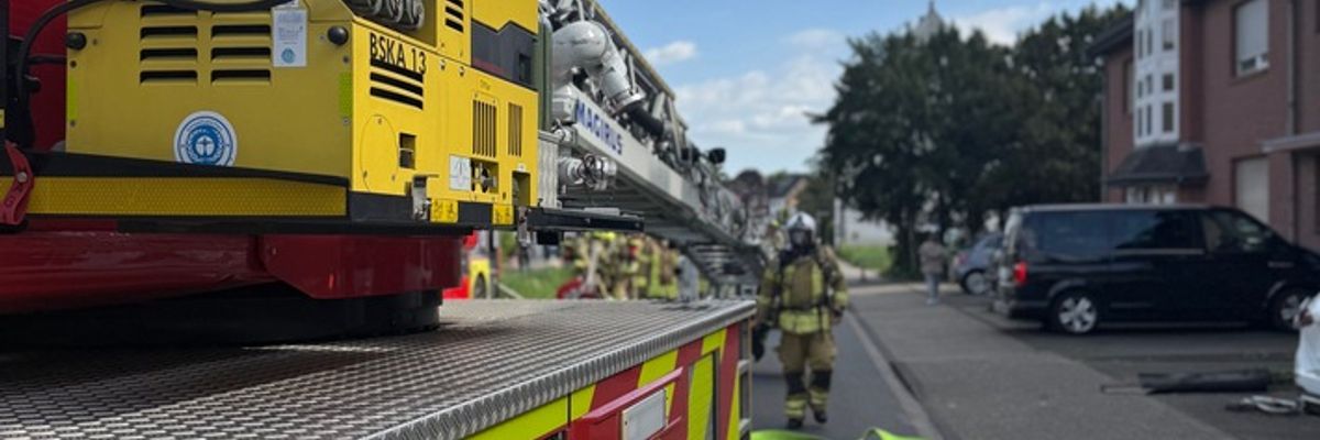 FW Ratingen: Wohnungsbrand mit Gebäudeschaden - Feuerwehr Ratingen im Einsatz