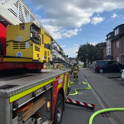 FW Ratingen: Wohnungsbrand mit Gebäudeschaden - Feuerwehr Ratingen im Einsatz