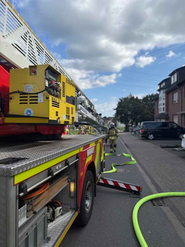 FW Ratingen: Wohnungsbrand mit Gebäudeschaden - Feuerwehr Ratingen im Einsatz