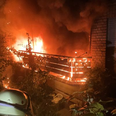FW Grevenbroich: Sechs Bewohner nach Feuer auf Balkon im Krankenhaus / Zwei Brände fordern Grevenbroicher Feuerwehr während des Schützenfestes