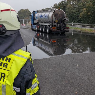 FW Kranenburg: Biomasse statt Gefahrgut: Größerer Feuerwehreinsatz auf der B9 neu