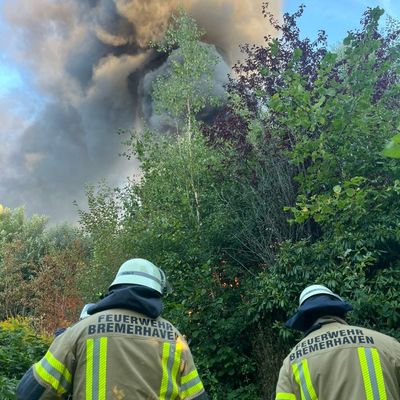 FW Bremerhaven: Gartenlaube in Vollbrand - einer Person verletzt