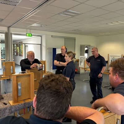 FW Weinheim: Feuerwehr Weinheim baut Kompetenz bei Türöffnungen weiter aus