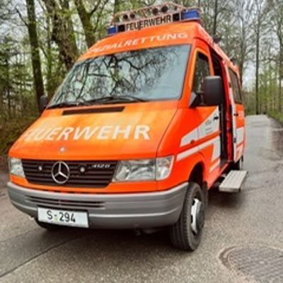 FW Stuttgart: Tierrettung durch die Wasserrettungseinheit - Strömungsretter der Feuerwehr im Einsatz - Kauz gerettet und dem Tiernotdienst übergeben