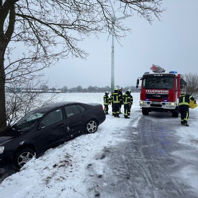 FW-AUR: Nach Unfall eingeschlossenen Fahrer befreit