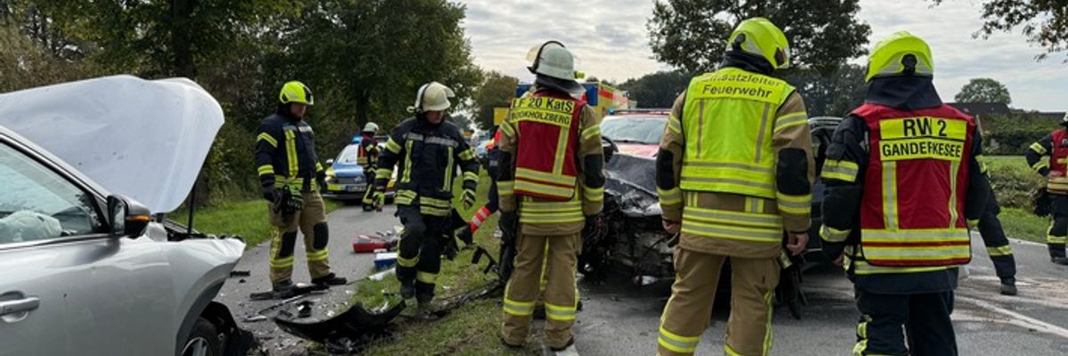 FW-OLL: Verkehrsunfall auf der B212 - 3 Schwerverletzte sowie Rettungshubschrauber im Einsatz.