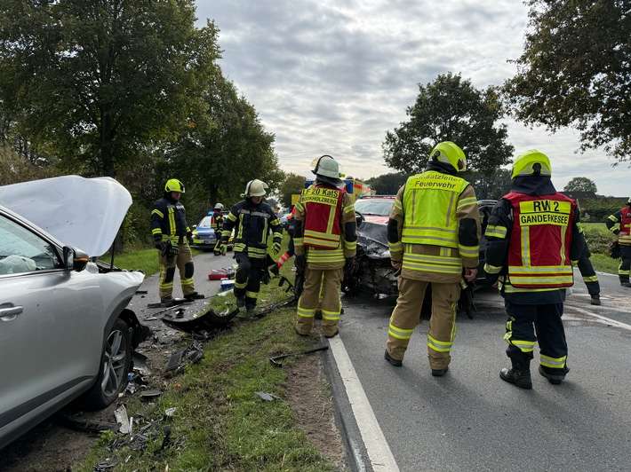 FW-OLL: Verkehrsunfall auf der B212 - 3 Schwerverletzte sowie Rettungshubschrauber im Einsatz.