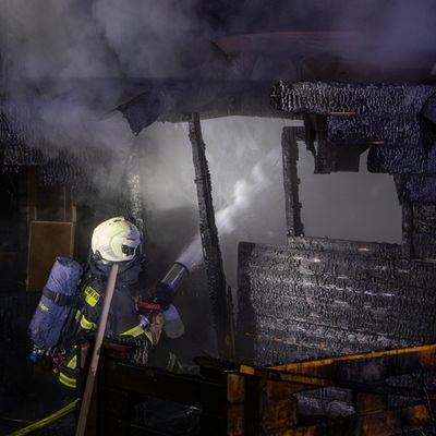 FW-MK: Brand einer Gartenhütte in voller Ausdehnung