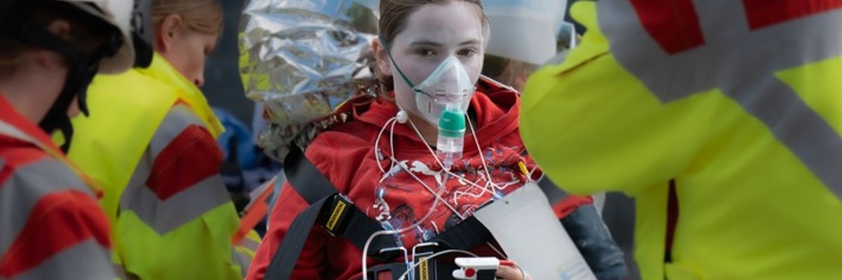 FW-KLE: Realitätsnahe Großübung an der St. Markus Grundschule in Schneppenbaum - Feuerwehr, Rettungsdienst und DLRG trainieren den Ernstfall gemeinsam