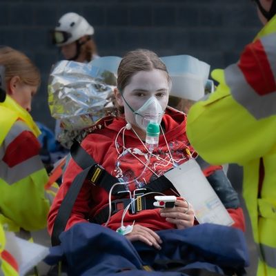 FW-KLE: Realitätsnahe Großübung an der St. Markus Grundschule in Schneppenbaum - Feuerwehr, Rettungsdienst und DLRG trainieren den Ernstfall gemeinsam
