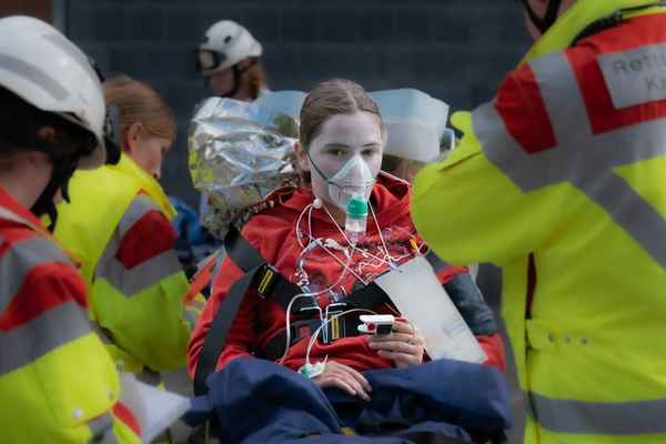 FW-KLE: Realitätsnahe Großübung an der St. Markus Grundschule in Schneppenbaum - Feuerwehr, Rettungsdienst und DLRG trainieren den Ernstfall gemeinsam
