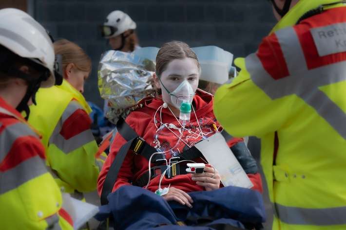 FW-KLE: Realitätsnahe Großübung an der St. Markus Grundschule in Schneppenbaum - Feuerwehr, Rettungsdienst und DLRG trainieren den Ernstfall gemeinsam