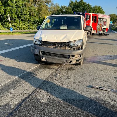 FW Petershagen: Schwerer Verkehrsunfall auf der B482