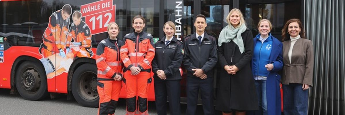 FW-HH: Ein Bus mit klarer Botschaft: Die richtige Nummer im richtigen Moment!