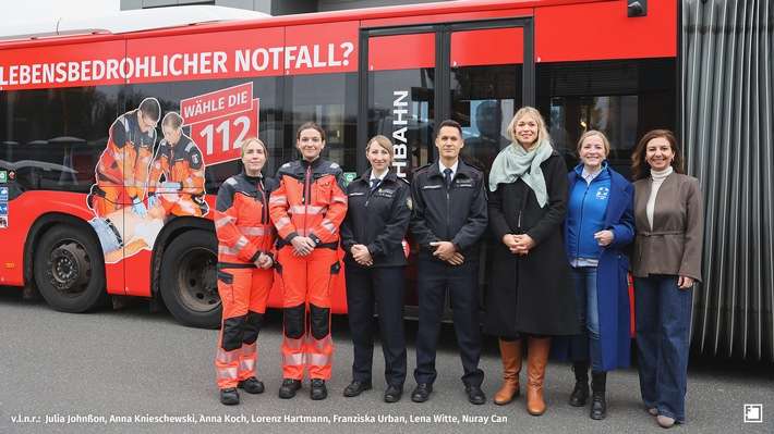 FW-HH: Ein Bus mit klarer Botschaft: Die richtige Nummer im richtigen Moment!