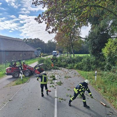 FW Sonsbeck: Drei Einsätze zu Wochenbeginn - Zwei Entstehungsbrände und ein Sturmschaden