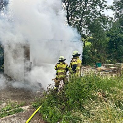 FW-EN: Starke Rauchentwicklung am Poethen - Illegale Müllverbrennung führt zu Flächen- und Vegetationsbrand - Kleinbrand am Montag im Industriebetrieb