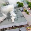 FW Neumünster: Großbrand in Lagerhalle im Industriegebiet Süd - Rund 100 Einsatzkräfte im Einsatz