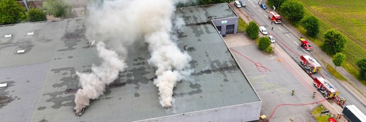 FW Neumünster: Großbrand in Lagerhalle im Industriegebiet Süd - Rund 100 Einsatzkräfte im Einsatz