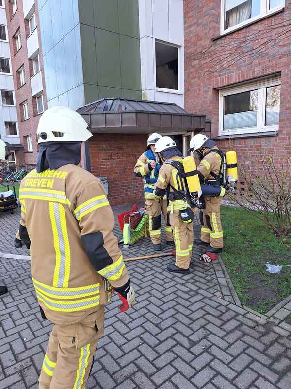 FW-Greven: Zimmerbrände beschäftigen Feuerwehr Greven.